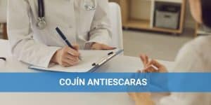 Médico recetando un cojín antiescaras de la Seguridad Social