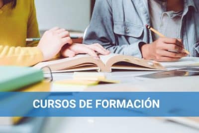 Mujeres aprendiendo en los cursos para inmigrantes sin papeles