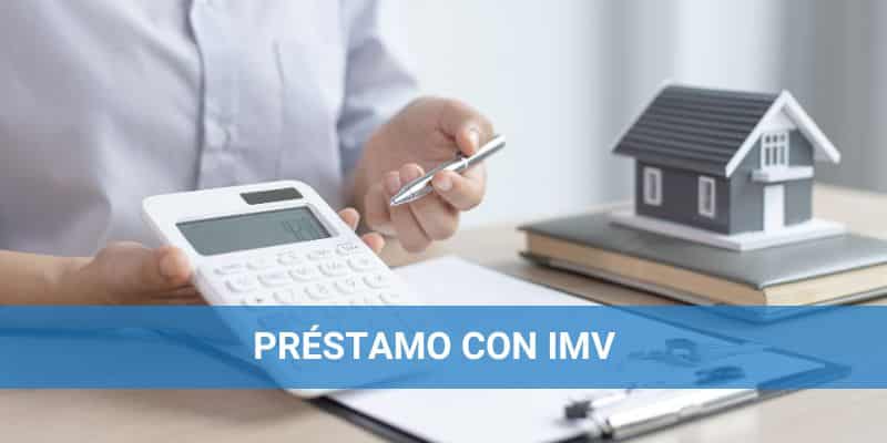 Persona en una oficina para pedir préstamo con ingreso mínimo vital