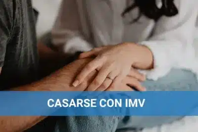 Pareja joven con anillo de compromiso