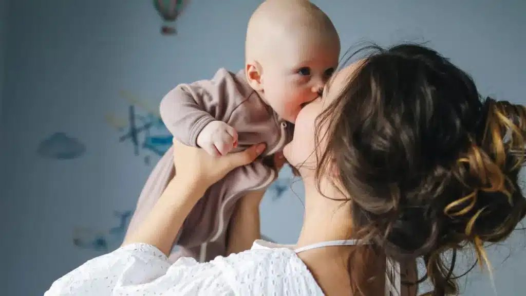Madre abrazando a su hijo recién nacido.