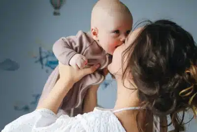 Madre abrazando a su hijo recién nacido.