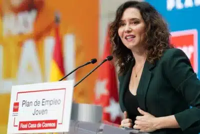 Díaz Ayuso presentando el Plan de Empleo Joven de la Comunidad de Madrid, que ofrece cheques de formación de hasta 1.500 euros para jóvenes desempleados.