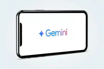 Teléfono móvil con Gemini, la inteligencia artificial de Google, de fondo de pantalla