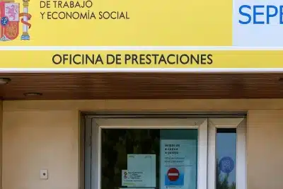 Fachada de una oficina del SEPE, entidad que mantiene su oferta de cursos gratuitos en competencias digitales para trabajadores rurales.