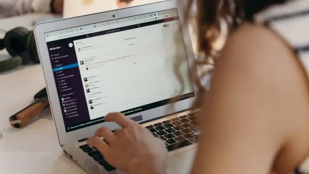 Mujer usando un ordenador portátil para seguir el curso online de marketing automation en Santander Open Academy.