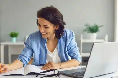 Mujer cursando una formación online