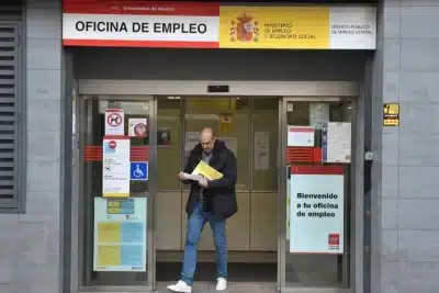 Hombre saliendo de una Oficina de Empleo en la Comunidad de Madrid