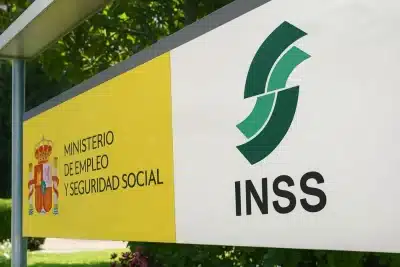 Cartel del Instituto Nacional de la Seguridad Social (INSS) y del Ministerio de Empleo y Seguridad Social en la entrada de una de sus sedes.