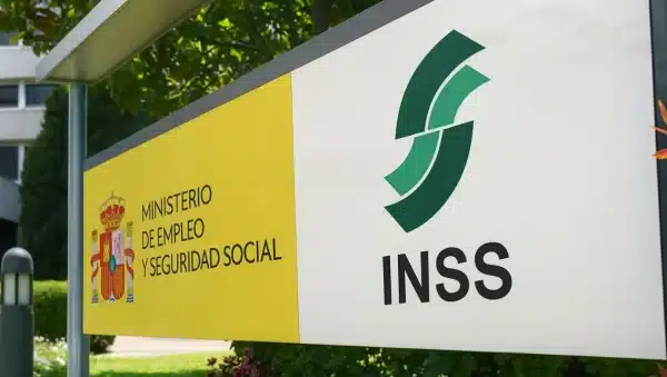 Cartel del Instituto Nacional de la Seguridad Social (INSS) y del Ministerio de Empleo y Seguridad Social en la entrada de una de sus sedes.