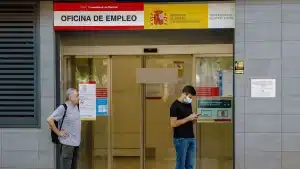 Personas frente a la entrada de una oficina de empleo del SEPE en Madrid.
