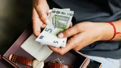 Hombre contando billetes de 5 euros