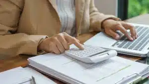 Mujer haciendo la declaración de la renta