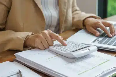 Mujer haciendo la declaración de la renta